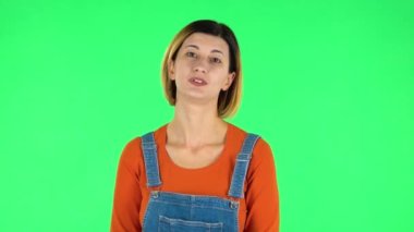 Güzel kız bildiriyor ve bir sürü ilginç bilgi veriyor. Yeşil Ekran