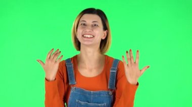 Güzel kız bildiriyor ve bir sürü ilginç bilgi veriyor. Yeşil Ekran