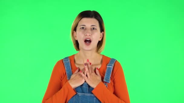 La chica está muy sorprendida y molesta. Pantalla verde — Vídeos de Stock