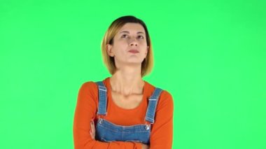 Sevimli kız çok kırgın ve başka tarafa bakıyor. Yeşil Ekran
