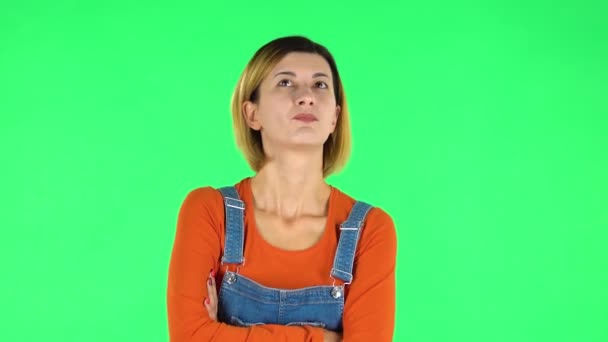 Chica encantadora es muy ofendido y mira hacia otro lado. Pantalla verde — Vídeo de stock