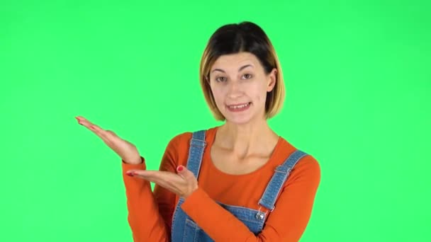 Mujer hablando y señalando con la mano para algo, copiar espacio. Pantalla verde — Vídeos de Stock