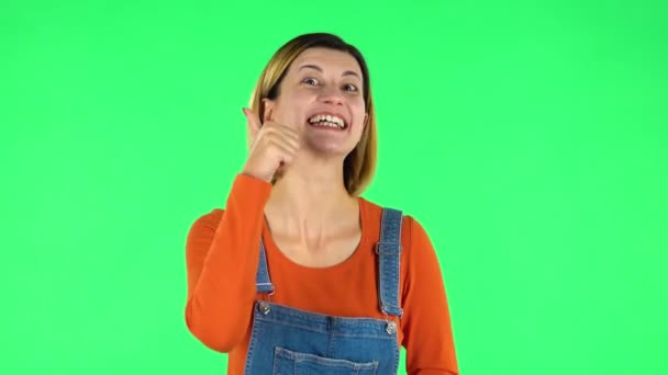 Junge, fröhliche Frau zeigt Daumen hoch, gestikuliert wie. Grüner Bildschirm — Stockvideo