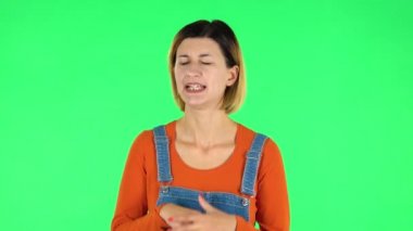 Kadın kesinlikle elleri şekilli hareket ediyor, inkar ediyor, hayır diyor. Yeşil Ekran