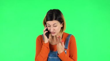 Kız öfkeyle telefonda konuşuyor, bir şeyi kanıtlıyor. Yeşil Ekran