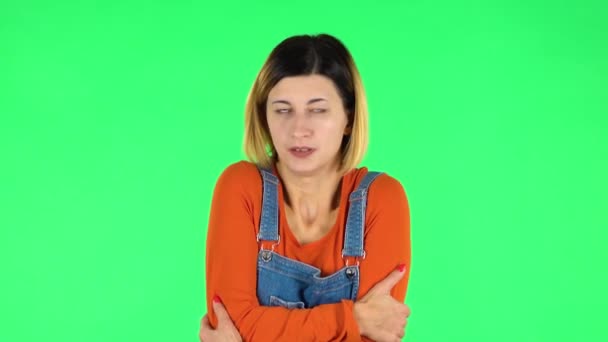 Vacker söt flicka frös och försöker hålla sig varm mot grön skärm — Stockvideo