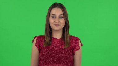 Şefkatli kızın portresi baştan çıkarıcı bir şekilde gülümsüyor ve işaret parmağını sallayarak tehdit ediyor. Yeşil Ekran