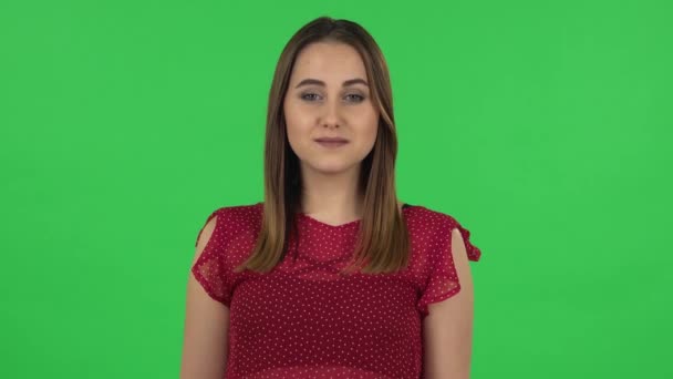 Porträt der zarten Mädchen in rotem Kleid lächelt und zeigt Herz mit den Fingern dann weht Kuss. Grüner Bildschirm — Stockvideo