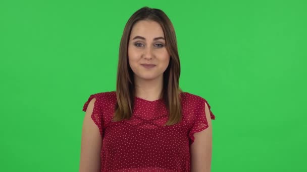 Şefkatli kızın portresi baştan çıkarıcı bir şekilde gülümsüyor ve işaret parmağını sallayarak tehdit ediyor. Yeşil Ekran — Stok video