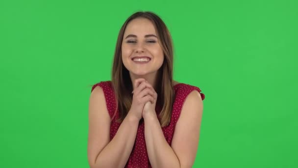 A piros ruhás, érzékeny lány portréja örvendezik. Zöld képernyő — Stock videók