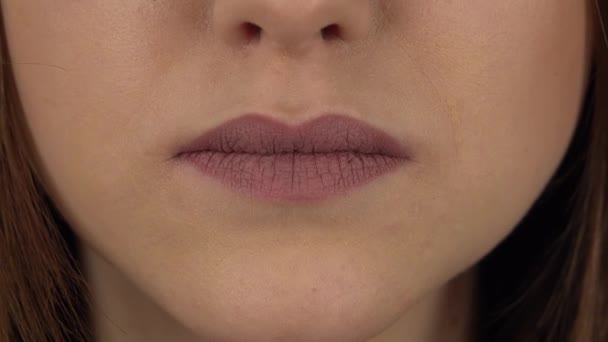 Нежные женские губы и рот. Закрыть — стоковое видео
