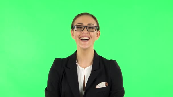 Mujer riendo mientras mira la cámara. Pantalla verde — Vídeos de Stock