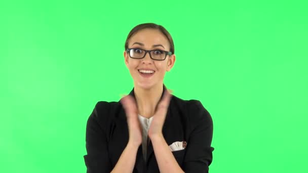 Girl claps her hands with wow happy joy and delight. Green screen — 图库视频影像