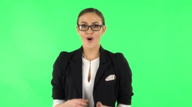 Şaşırmış yüz ifadesi olan çok şaşırmış bir kız. Yeşil Ekran