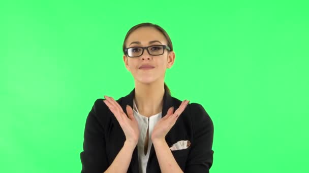Girl claps her hands indifferently. Green screen — Stockvideo