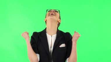 Şaşırmış yüz ifadesi olan çok şaşırmış bir kız. Yeşil Ekran