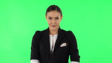 Sevimli kız çok kırgın ve başka tarafa bakıyor. Yeşil Ekran