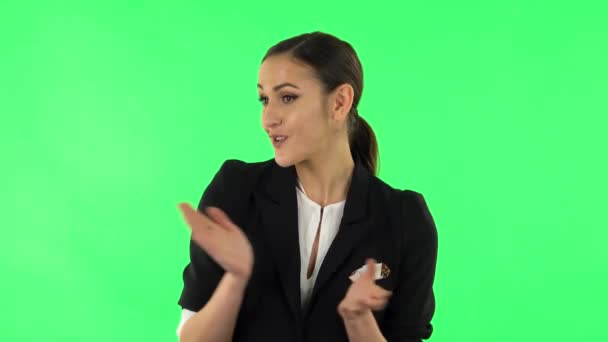 Beautiful girl is reporting and tells a lot of interesting informations. Green screen — Stock Video