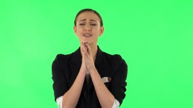 Sevimli bir kadın heyecanla kameraya bakıyor, sonra da zafer zaferini kutluyor. Yeşil Ekran