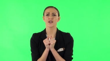 Kadın kameraya beklentiyle bakıyor, sonra da çok üzgün. Yeşil Ekran