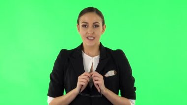 Kadın beklenti içinde ayakta duruyor sonra rahatlıkla gülümsüyor, taşınıyor. Yeşil Ekran