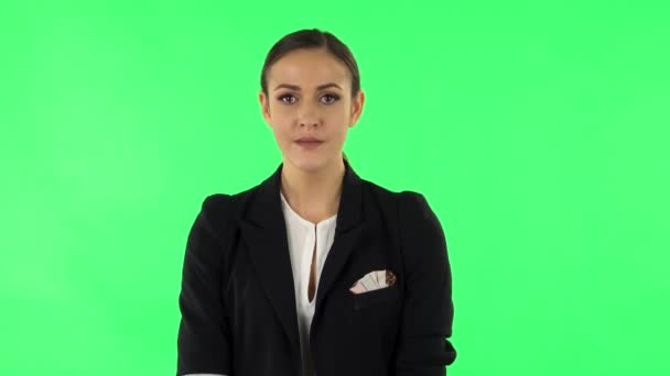 Upset girl looking at the camera with tears in her eyes. Green screen — ストック動画
