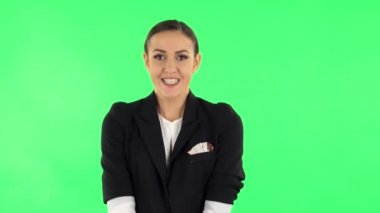 Kamera karşısında hayal kırıklığına uğramış bir kadın dudağını ısırıyor ve omuz silkiyor. Yeşil Ekran