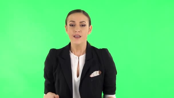 Displeased woman indignantly talking to someone, looking at the camera. Green screen — Αρχείο Βίντεο