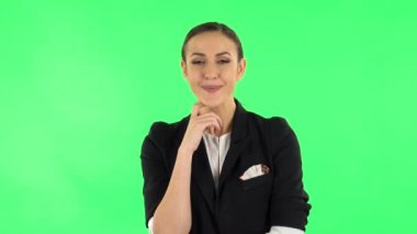 Kız sıkıcı bilgileri dikkatle dinler ve etrafa bakar. Yeşil Ekran