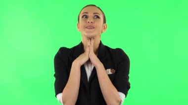 Güzel bir kız hayal kuruyor ve gülümsüyor. Yeşil Ekran