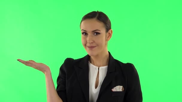 女性の話をし、何かの側の手を指して、スペースをコピーします。緑の画面 — ストック動画