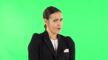 Kadın kesinlikle elleri şekilli hareket ediyor, inkar ediyor, hayır diyor. Yeşil Ekran