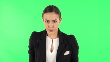 Kız stresi reddeder ve durumu kabullenir, sakinleşir, derin nefes alır. Yeşil Ekran