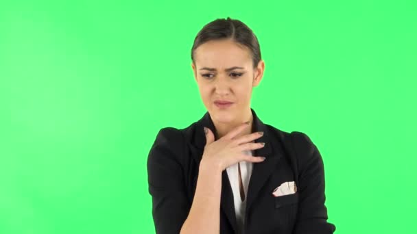 Kobieta wykazująca wstręt do brzydkiego zapachu i smaku. Zielony ekran — Wideo stockowe