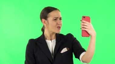 Cep telefonuyla görüntülü konuşma yapan bir kız. Yeşil Ekran