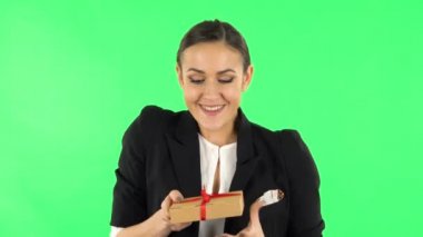 Kız hediyeyi açar, çok şaşırır ve sevinir. Yeşil Ekran