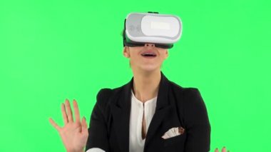 Sanal gerçeklik kulaklığı ya da 3D gözlüklü mutlu genç bir kadın. Yeşil Ekran