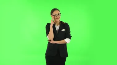 Kadın kameraya bakarken cilveli bir şekilde gülümsüyor. Yeşil Ekran