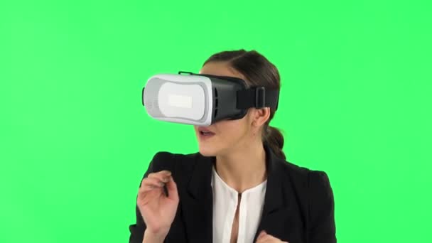 Gelukkige jonge vrouw met virtual reality headset of 3d bril. Groen scherm — Stockvideo