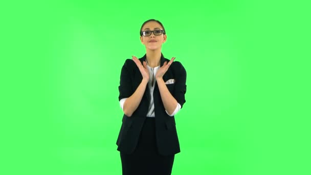 Girl claps her hands indifferently. Green screen — 图库视频影像