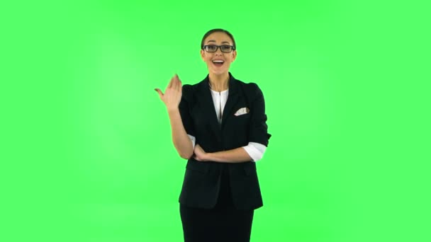 손을 흔들며 몸짓을 하는 여자가 온다. 녹색 화면 — 비디오