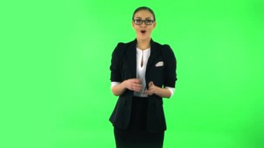 Şaşırmış yüz ifadesi olan çok şaşırmış bir kız. Yeşil Ekran