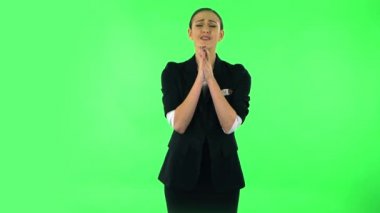 Sevimli bir kadın heyecanla kameraya bakıyor, sonra da zafer zaferini kutluyor. Yeşil Ekran