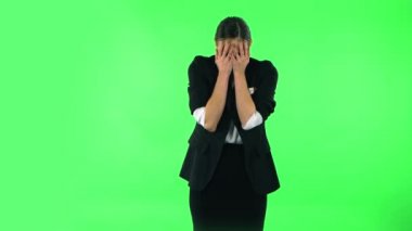 Kız bir şeyi dikkatlice inceler ve sonra korkunç bir şekilde eliyle yüzünü kapatır. Yeşil Ekran