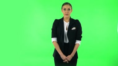 Kız bir şeyi dikkatlice inceler ve sonra korkunç bir şekilde eliyle yüzünü kapatır. Yeşil Ekran