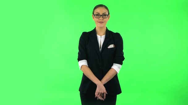 Girl says wow, waves his head approvingly. Green screen — Stockvideo