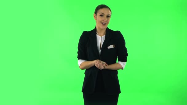 Vacker flicka rapporterar och berättar en hel del intressant information. Grön skärm — Stockvideo