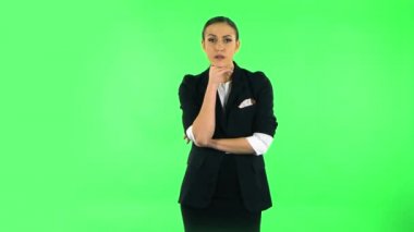 Kadın dikkatle dinler ve başını izleyiciye doğru sallar. Yeşil Ekran