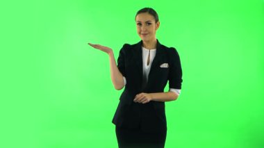 Konuşan ve bir şey için işaret eden bir kadın, kopyalama alanı. Yeşil Ekran