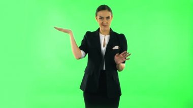 Konuşan ve bir şey için işaret eden bir kadın, kopyalama alanı. Yeşil Ekran